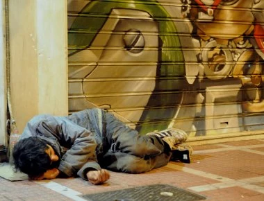 Τραγωδία στον Βόλο: Δεν έχει ρεύμα, τρώει από τα σκουπίδια και τον φυλάκισαν